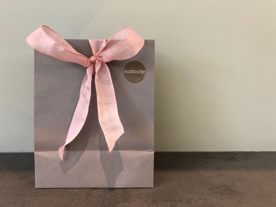 Cadeautas van Essence of Beauty met roze strik